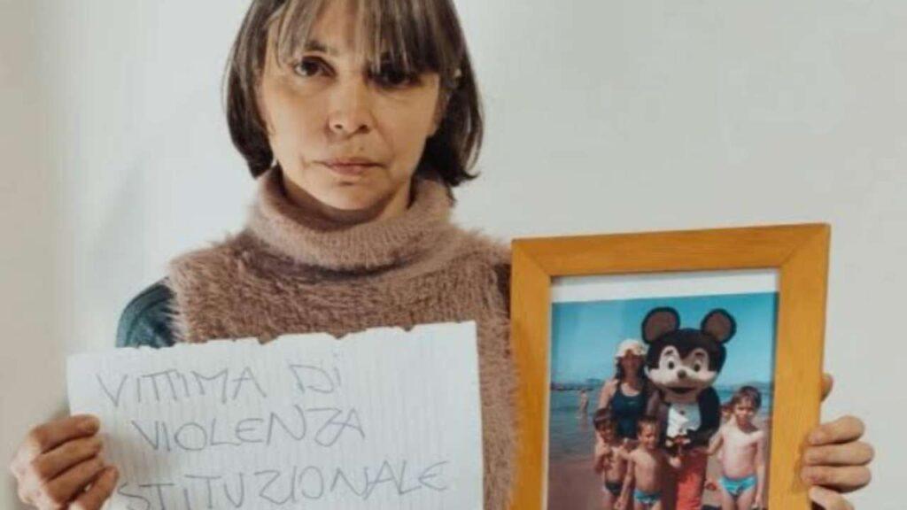 Figli strappati a una madre dopo la morte del padre